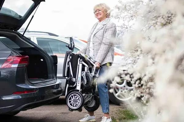 Dam som lyfter en Airgo elrullstol